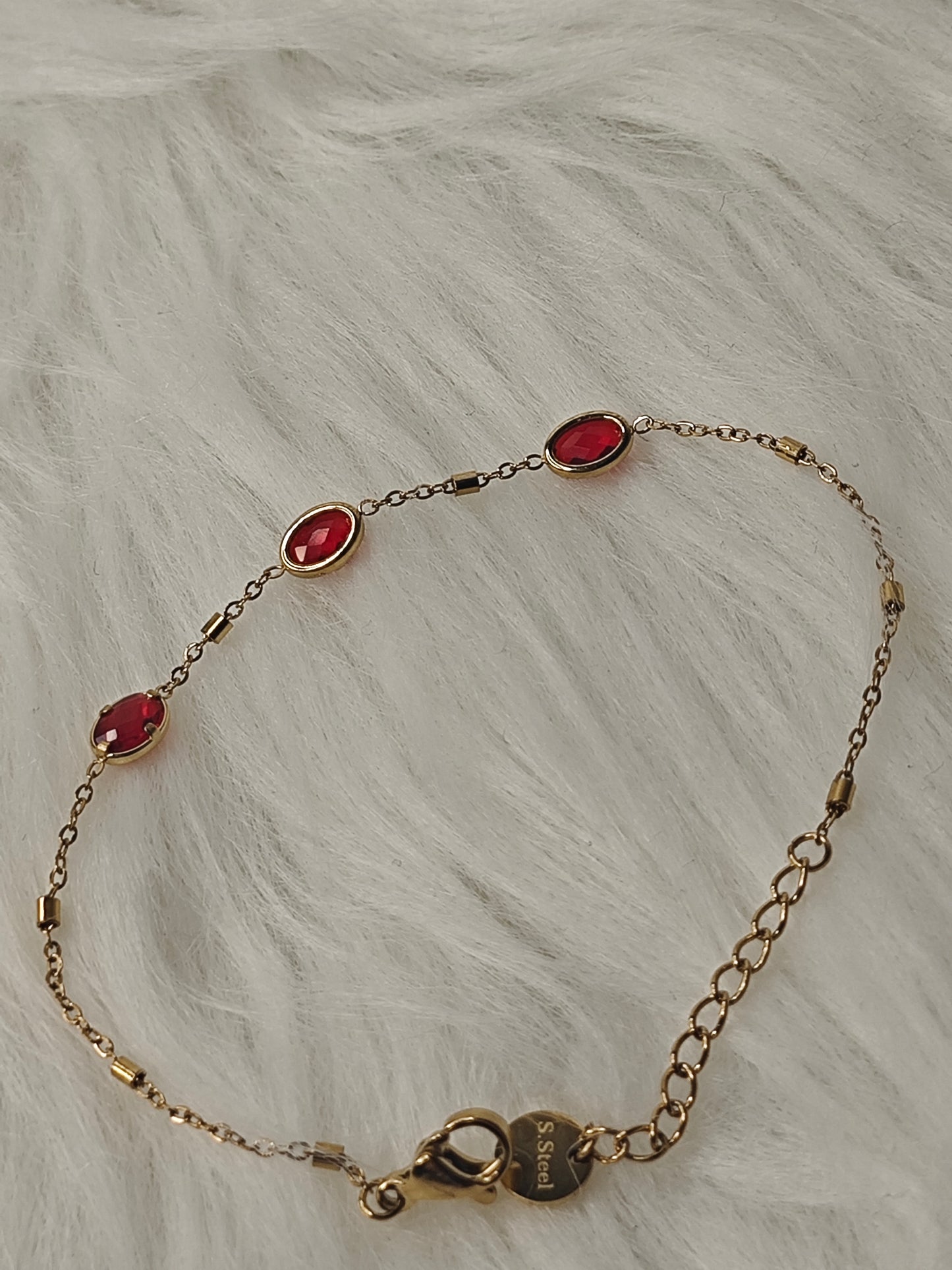 Ruby Glow – Damen Edelstahl-Armkette mit roten Glaselementen