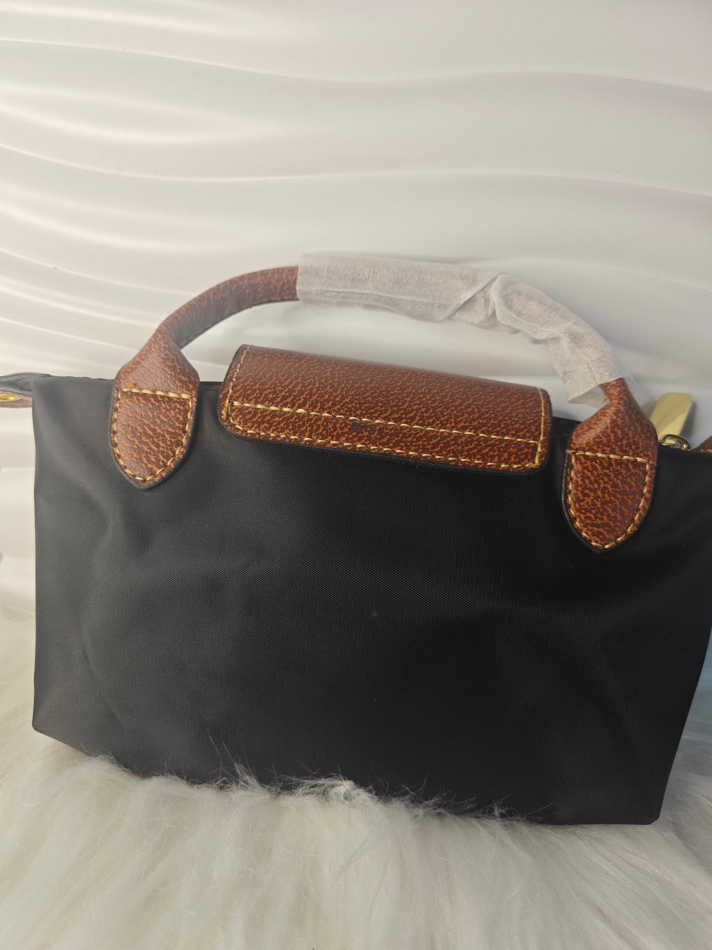 Noir Chic – Kleine Crossbody Tasche in Schwarz mit Leder-Details