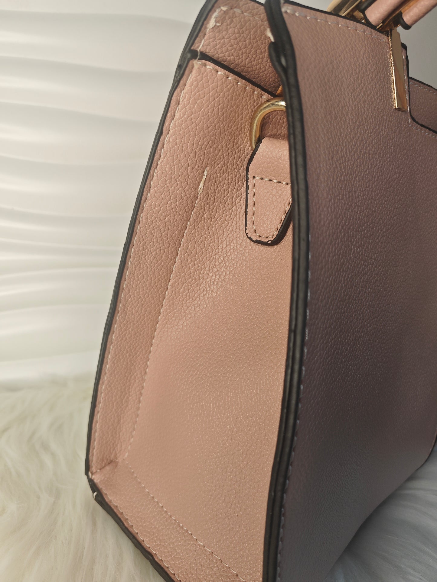 Rosa Eleganza – Große Business Handtasche in Pink mit Goldakzenten