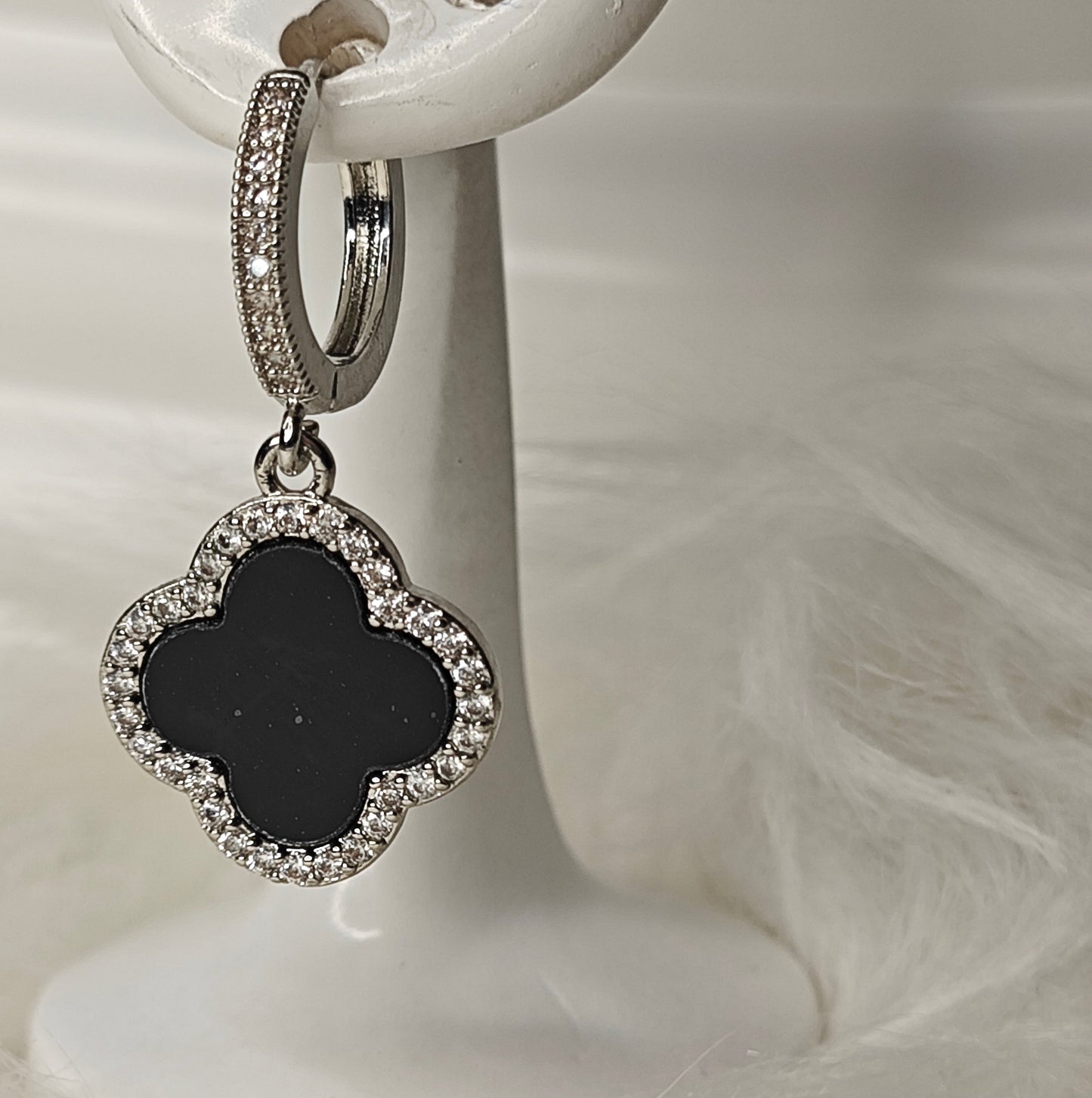 Noire Classic – Kleeblatt-Ohrringe in Silberoptik