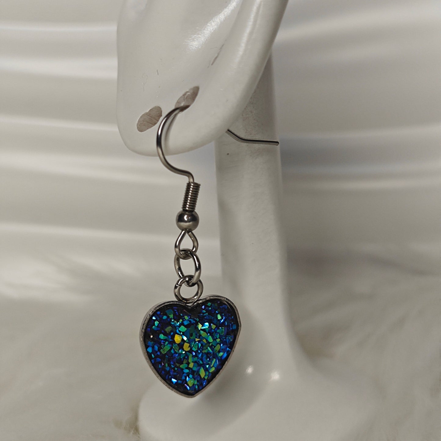 Cuore Stellato – Herz-Ohrringe mit tiefblauem Starry-Sky-Effekt