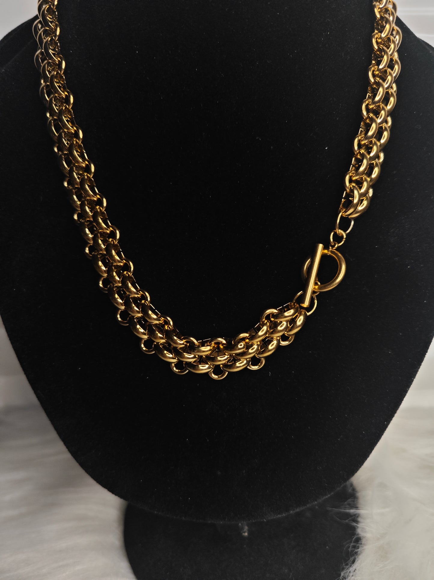 Urban Gold – Breitere Halskette aus Titanstahl