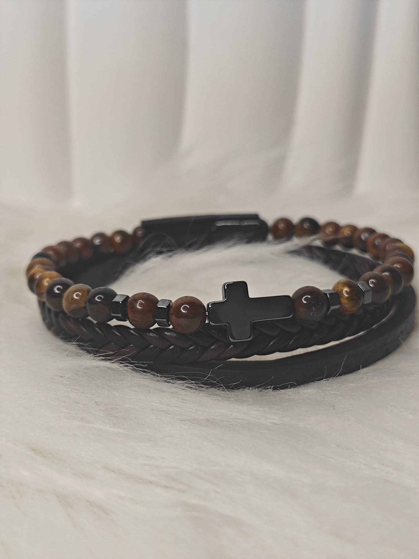 Faith & Stone – Herren Lederarmband mit Tigerauge & Kreuz-Detail