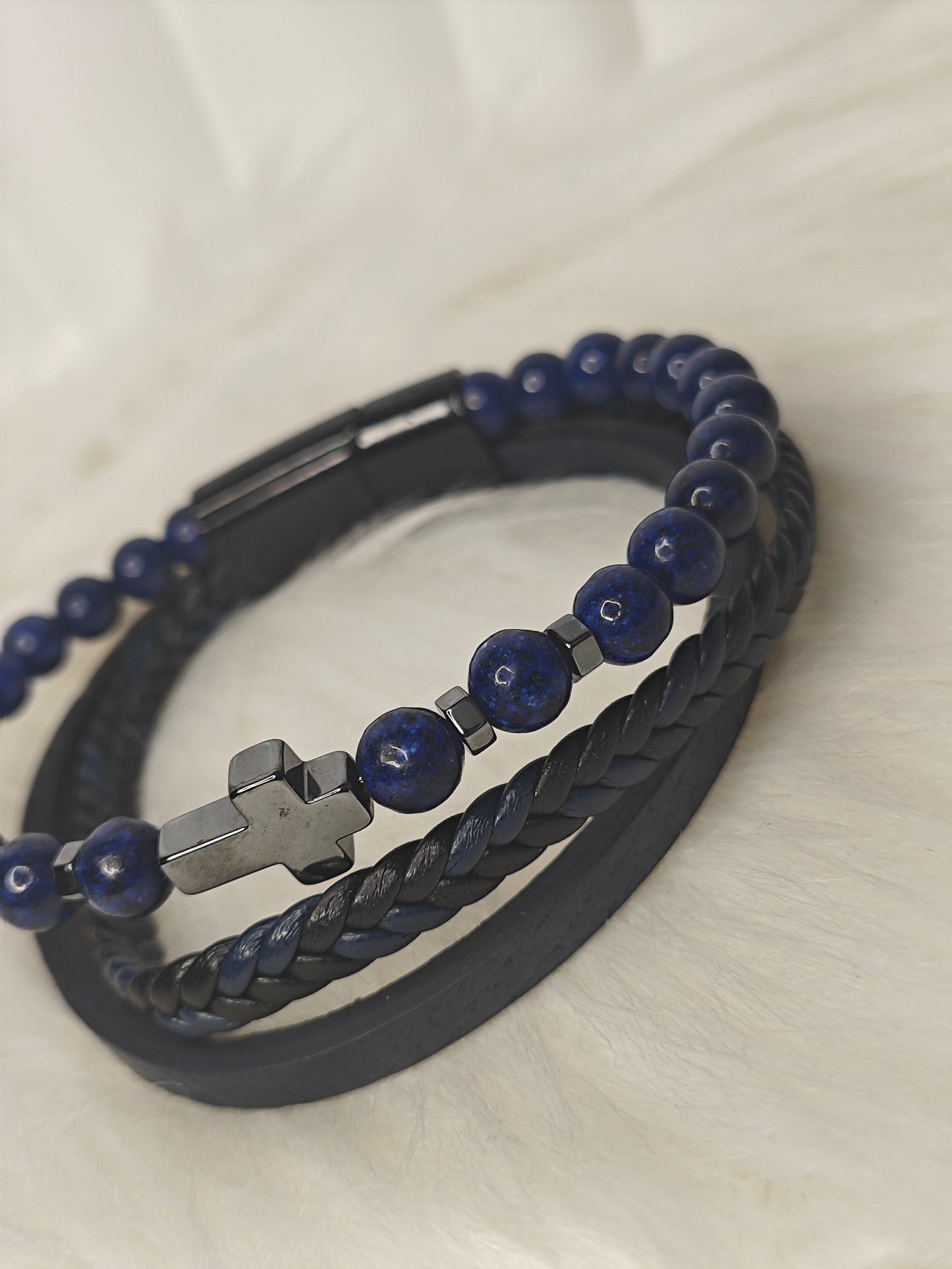 Blue Faith – Herren Lederarmband mit blauen Perlen & Kreuz-Detail