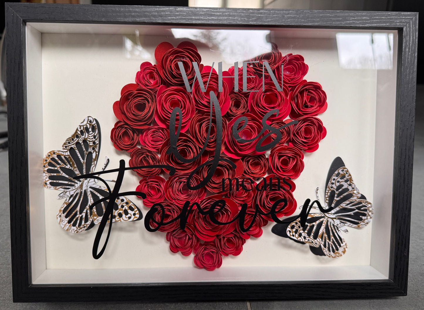 Personalisiertes 3D-Rahmen mit handgedrehten Rosen