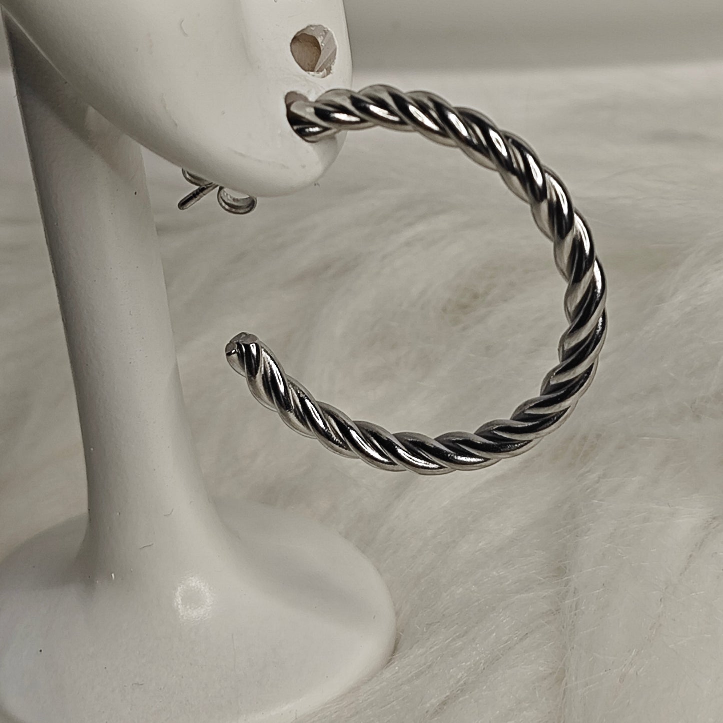 Linea Twist – Klassische Creolen in Silberoptik