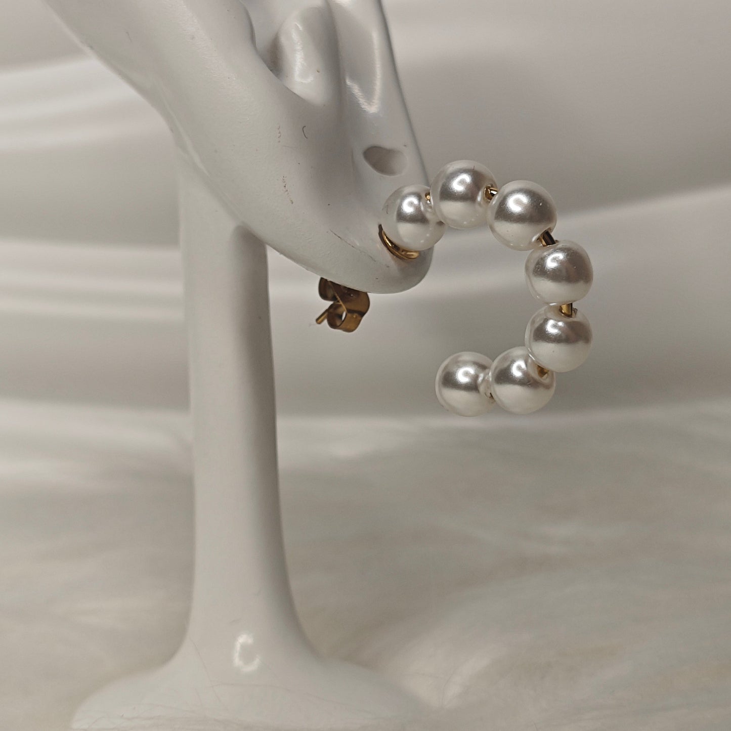 Perla Linea – Elegante C-Creolen mit Perlen