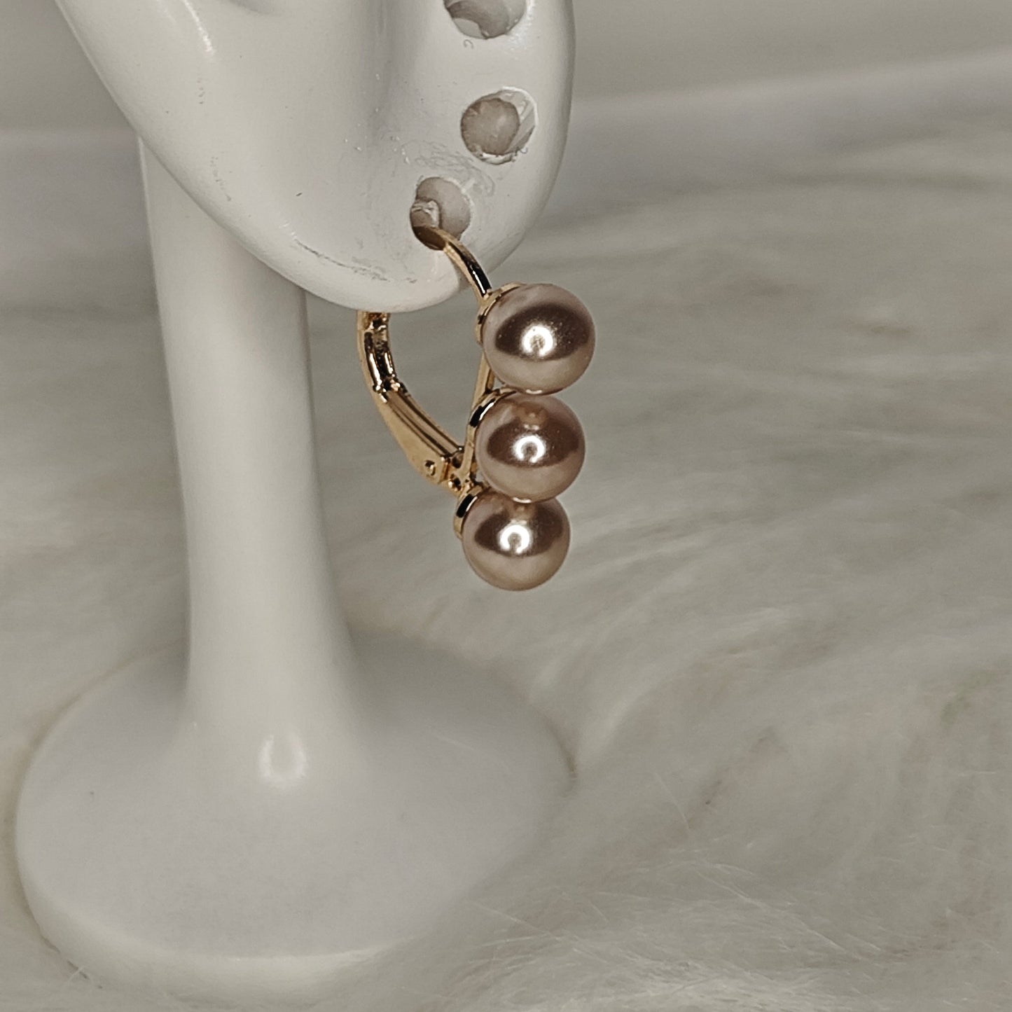 Perla Grace – Vergoldete Creolen mit Perlendetails