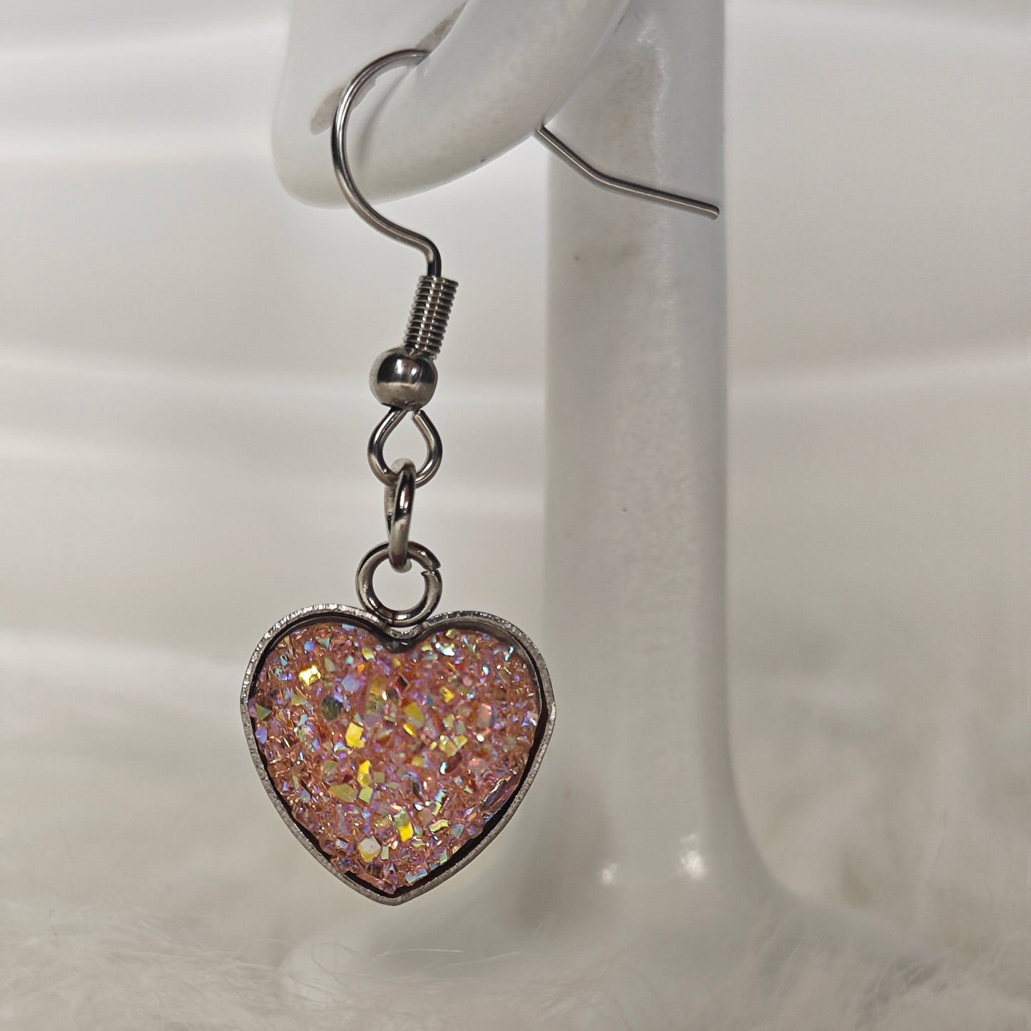 Cuore Stellato – Herz-Ohrringe mit schimmerndem Starry-Sky-Effekt