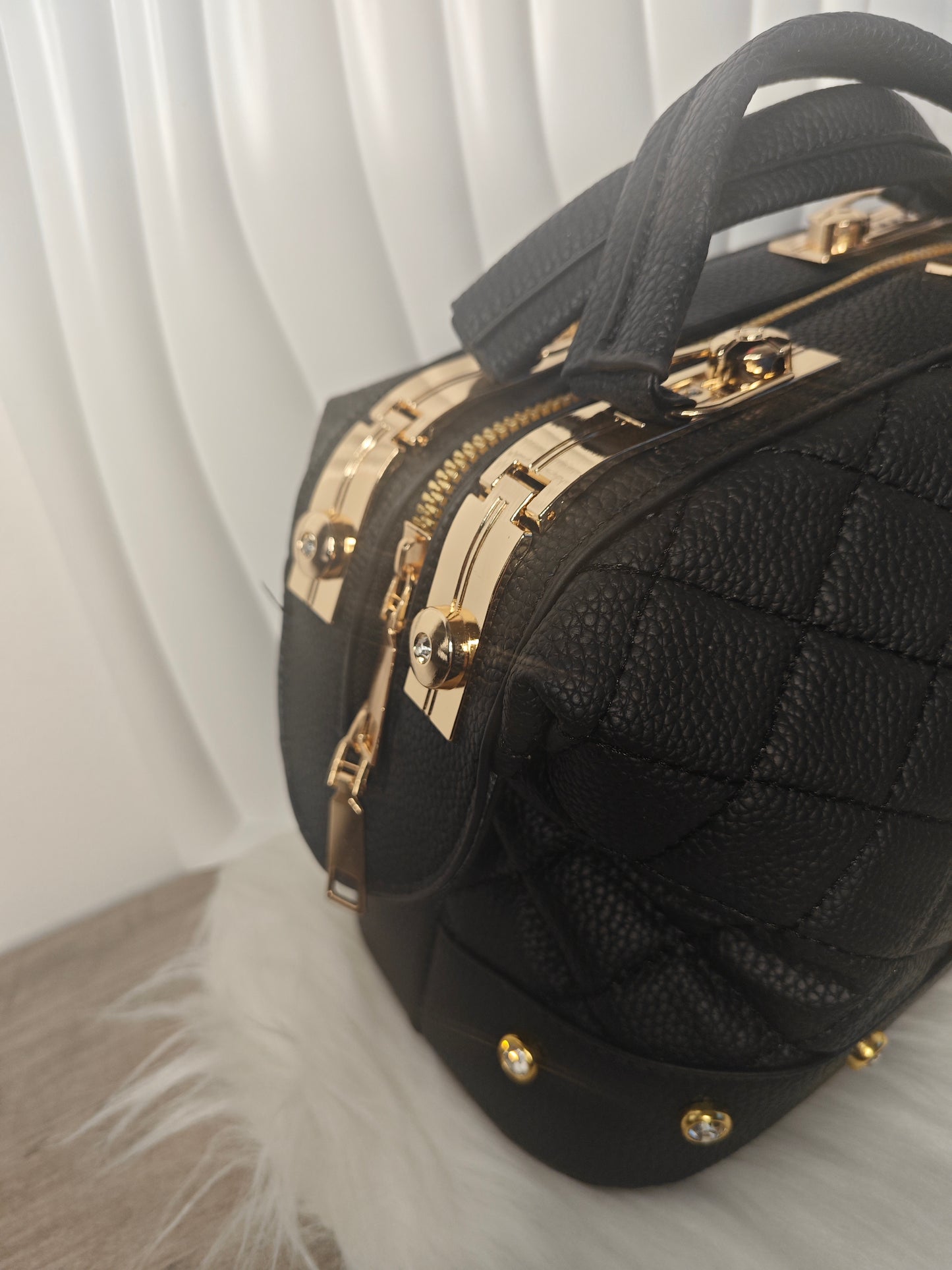 Notte Imperiale – Elegante gesteppte Umhängetasche in Schwarz mit Goldakzenten