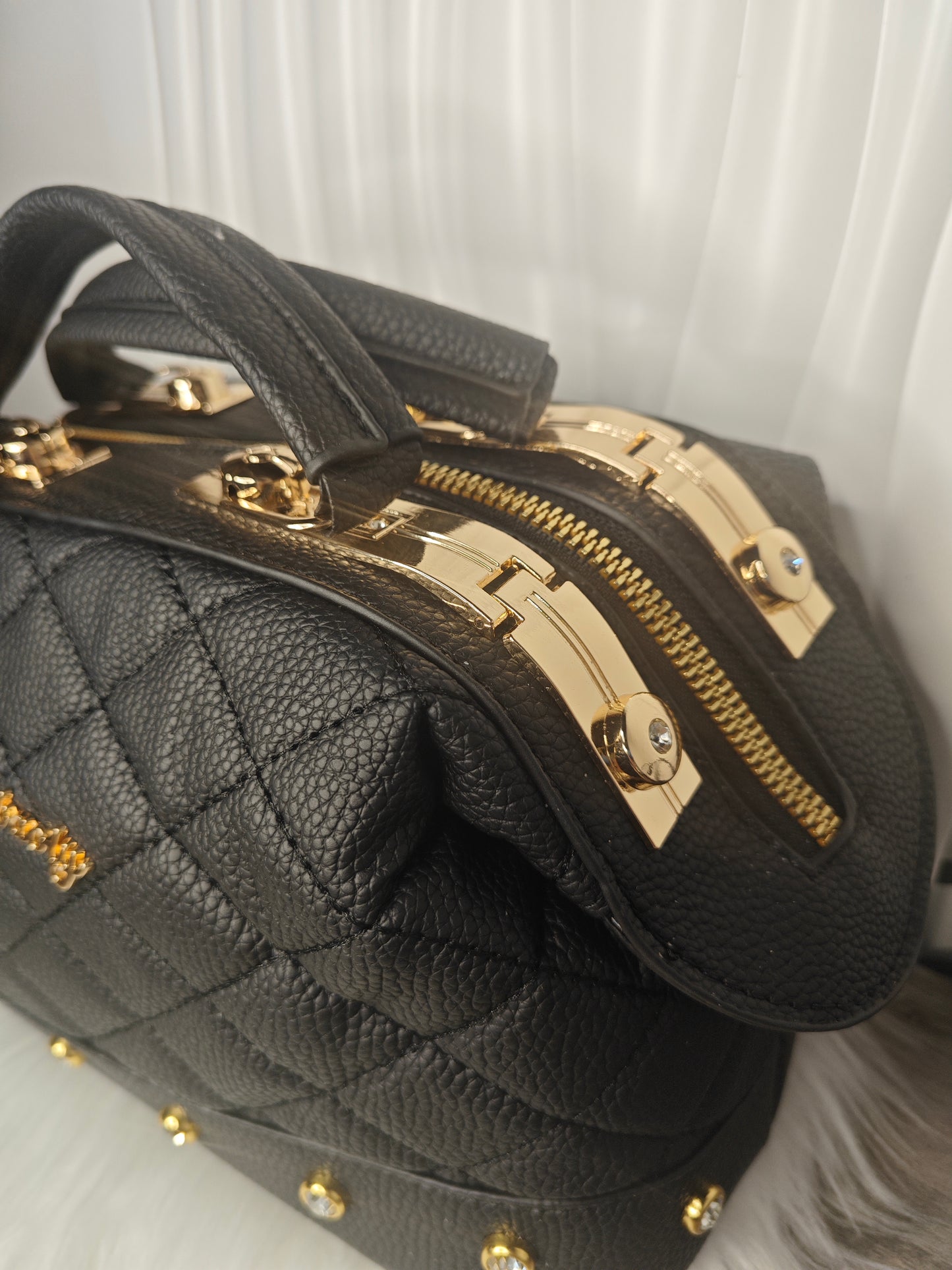 Notte Imperiale – Elegante gesteppte Umhängetasche in Schwarz mit Goldakzenten