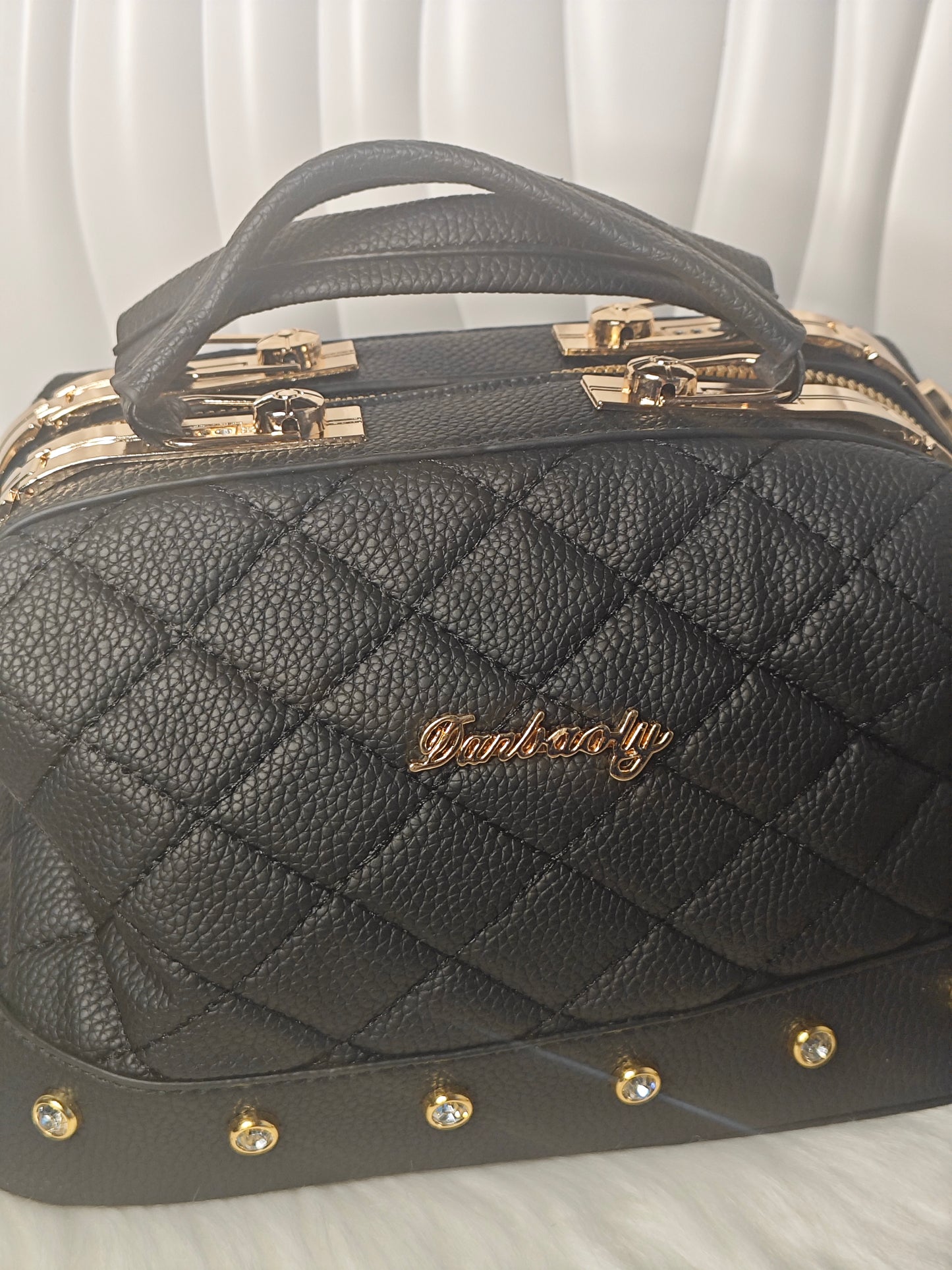 Notte Imperiale – Elegante gesteppte Umhängetasche in Schwarz mit Goldakzenten
