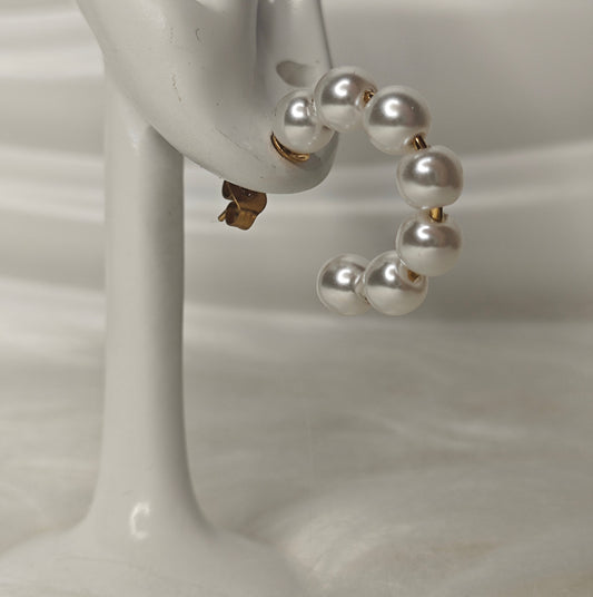 Perla Linea – Elegante C-Creolen mit Perlen