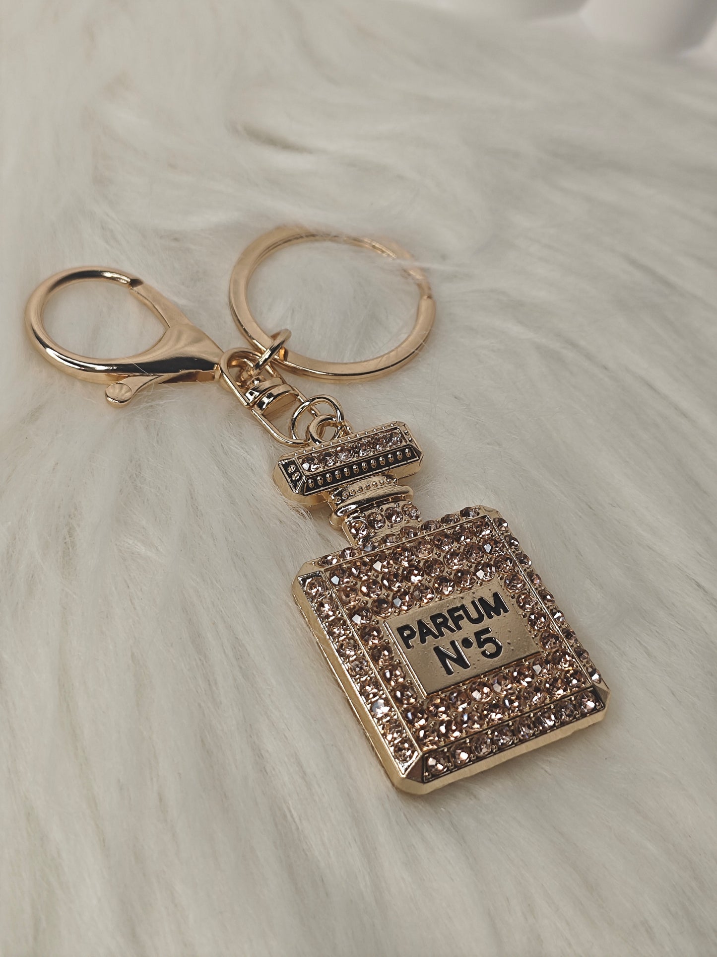 Parfum Charm – Eleganter Schlüsselanhänger in Champagne Gold mit Strassdetails