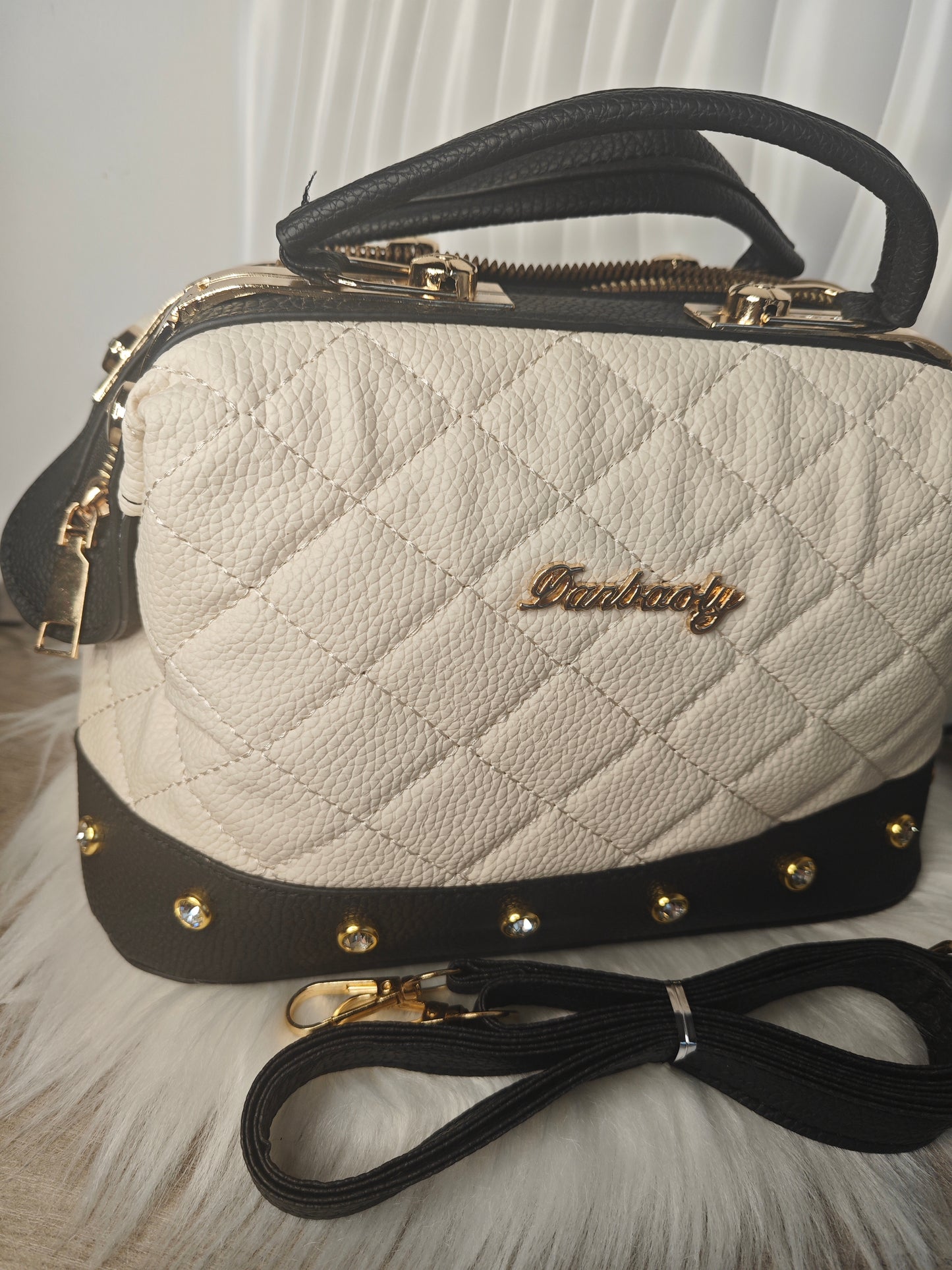 Dolce Classica – Elegante gesteppte Umhängetasche in Creme mit Goldakzenten