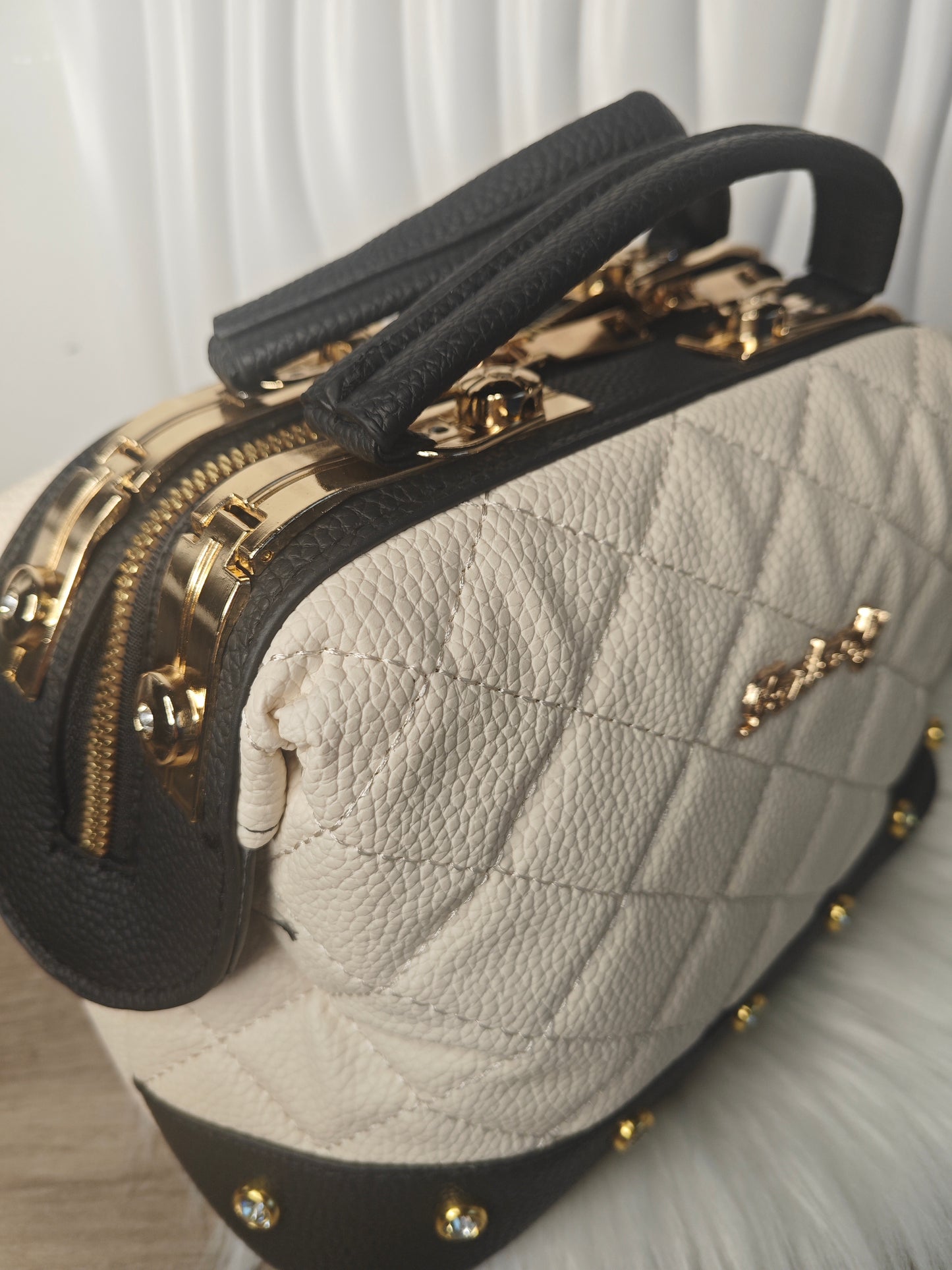 Dolce Classica – Elegante gesteppte Umhängetasche in Creme mit Goldakzenten