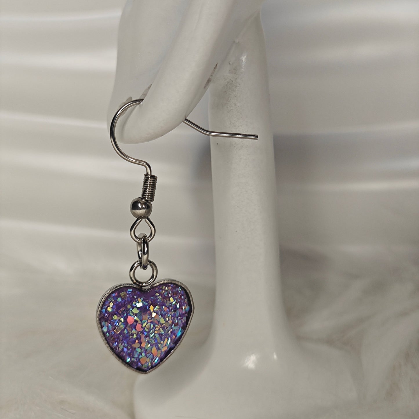 Cuore Stellato – Herz-Ohrringe mit violettem Starry-Sky-Effekt