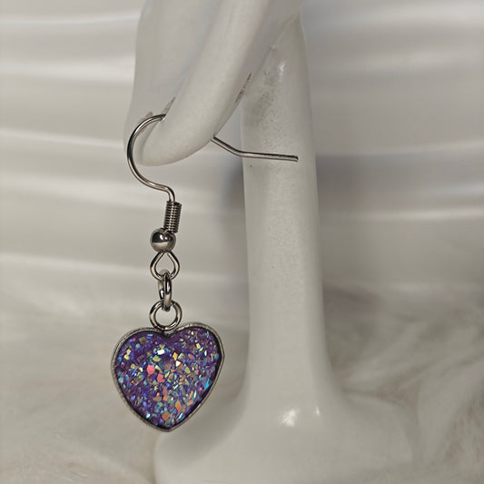 Cuore Stellato – Herz-Ohrringe mit violettem Starry-Sky-Effekt