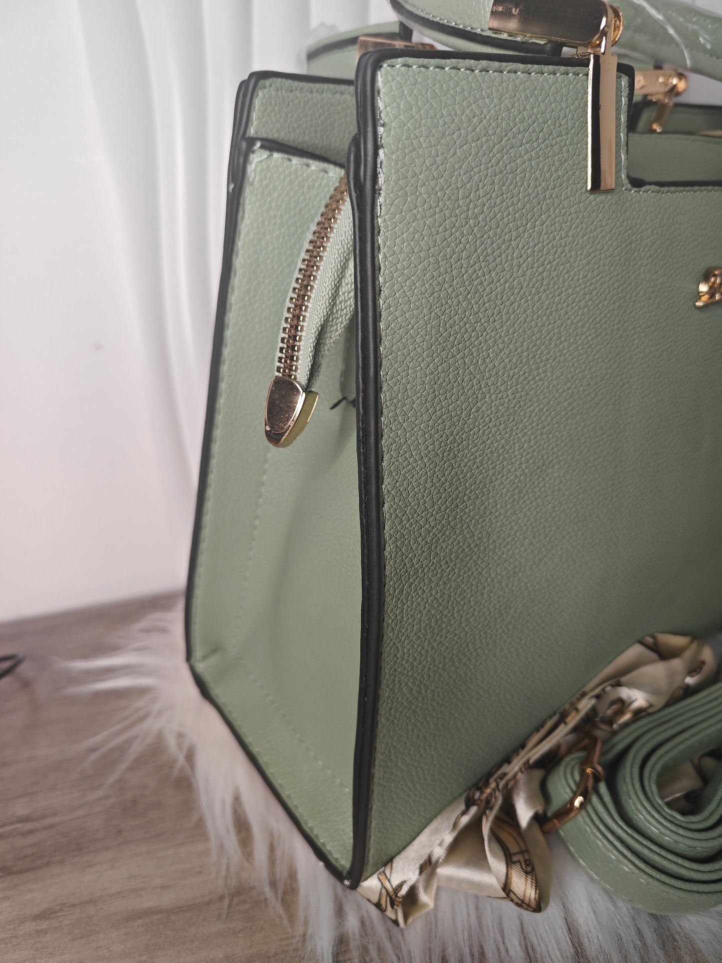 Verde Eleganza – Große Business Handtasche in Türkisgrün mit Goldakzenten