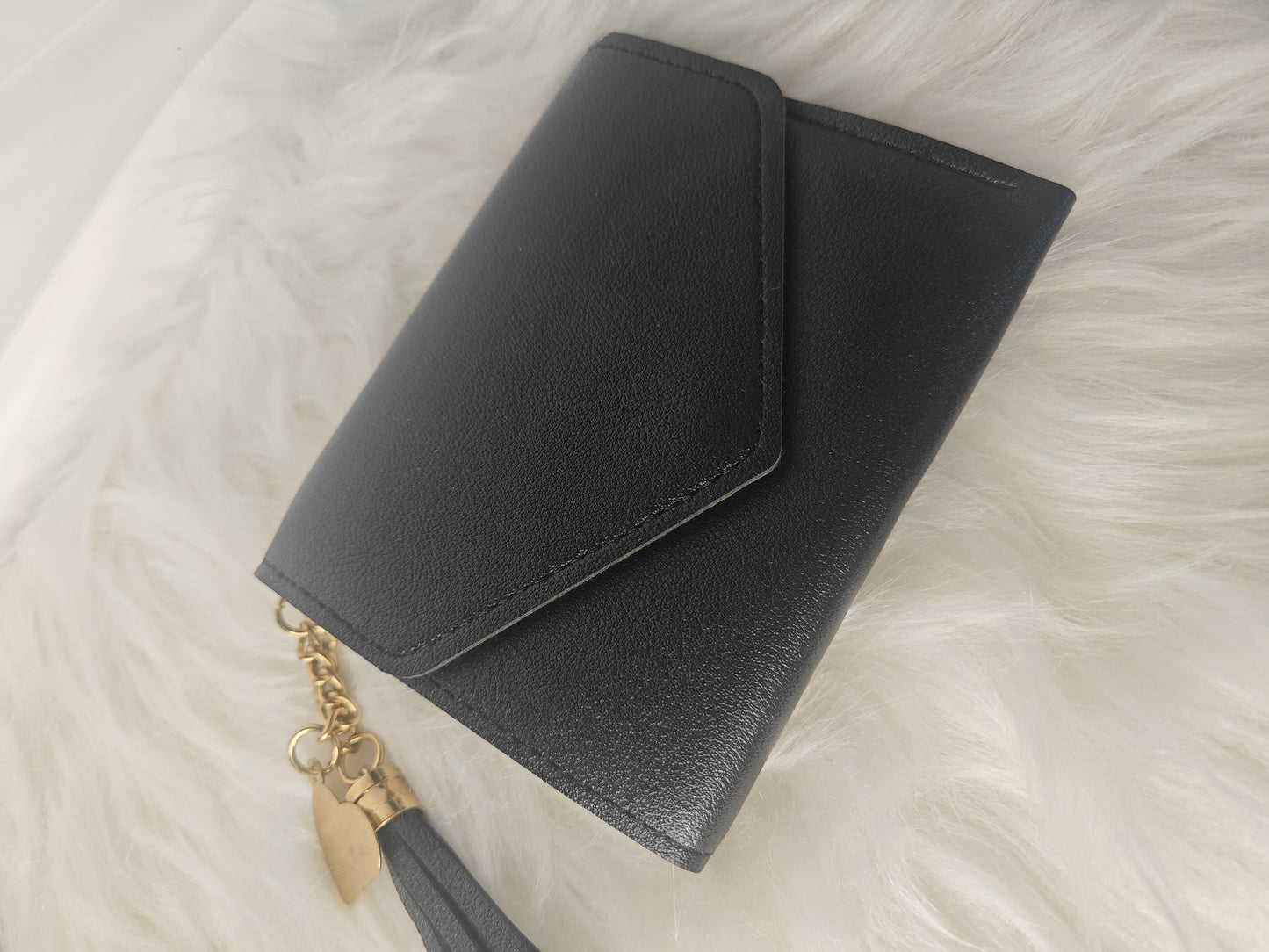 Midnight Charm – Kompaktes Portemonnaie in Schwarz mit Goldherz