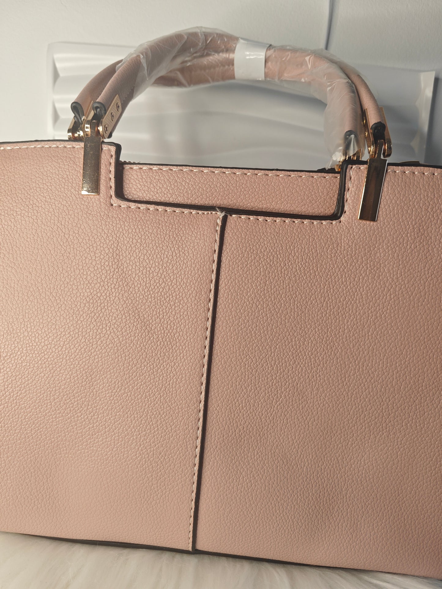 Rosa Eleganza – Große Business Handtasche in Pink mit Goldakzenten