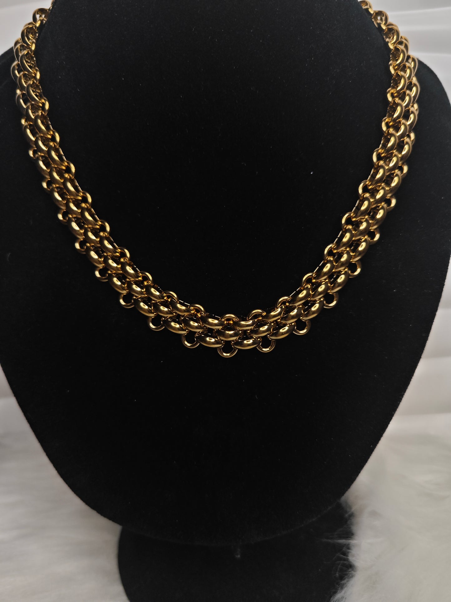 Urban Gold – Breitere Halskette aus Titanstahl