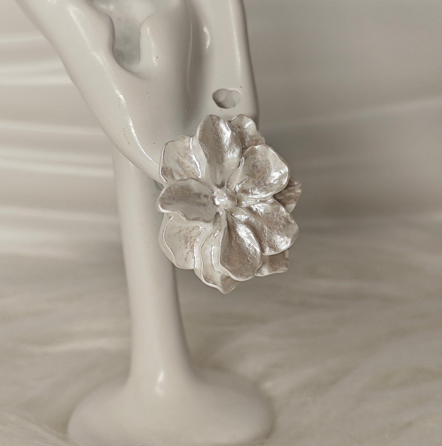 Flora Pearl Ohrringe – florales Design mit Perlenoptik