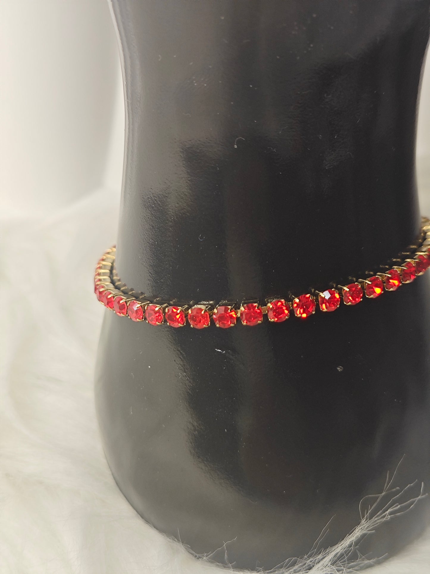 Ruby Glow – 18k Vergoldetes Armband mit roten Strassakzenten