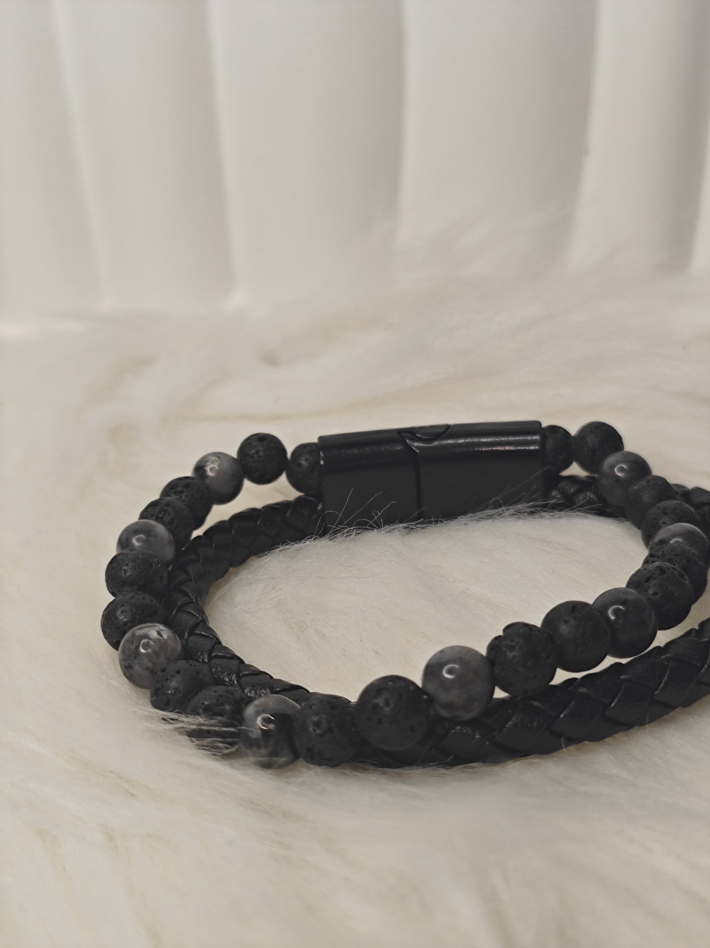 Volcanic Edge – Herren Lederarmband mit schwarzen & grauen Perlen & Titanstahl