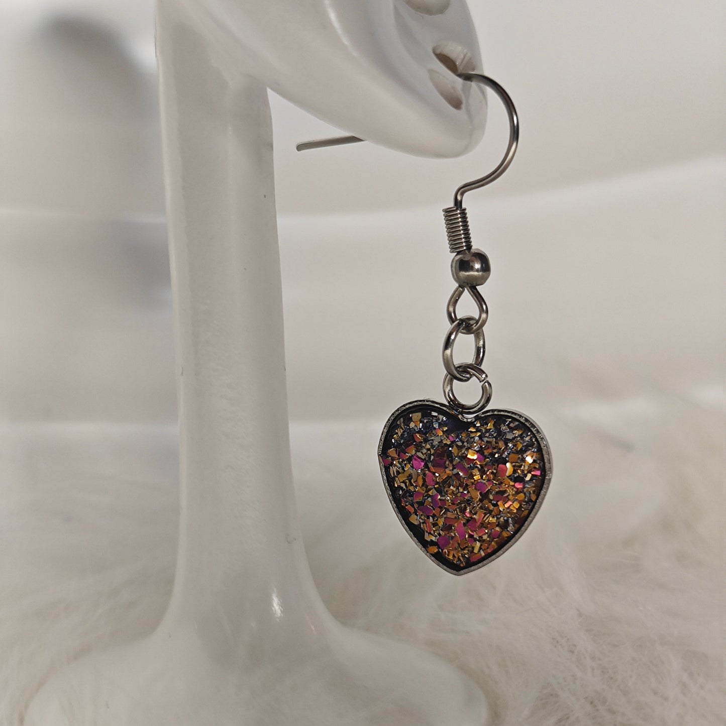 Cuore Stellato – Herz-Ohrringe mit goldenem Starry-Sky-Effekt