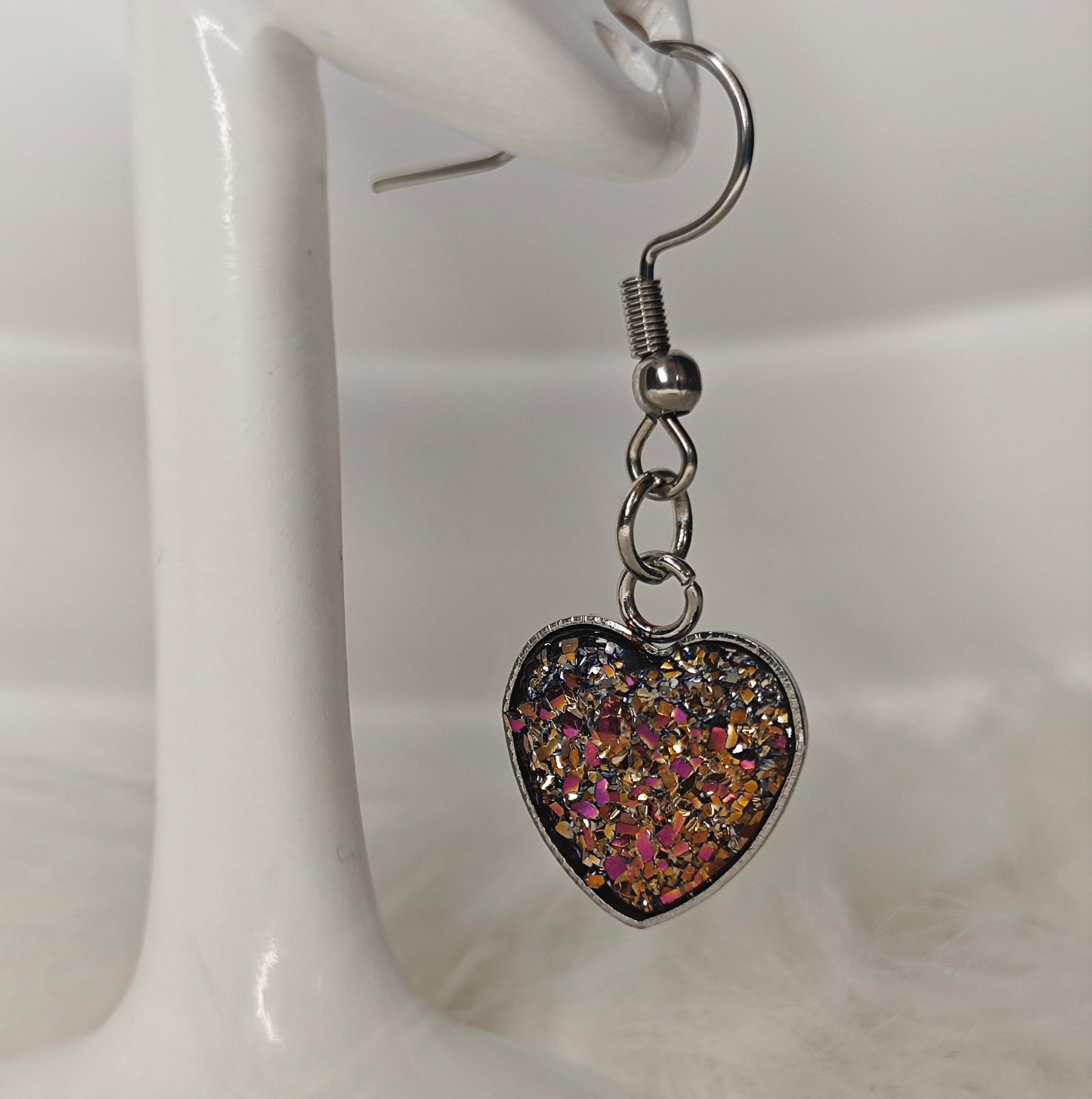 Cuore Stellato – Herz-Ohrringe mit goldenem Starry-Sky-Effekt