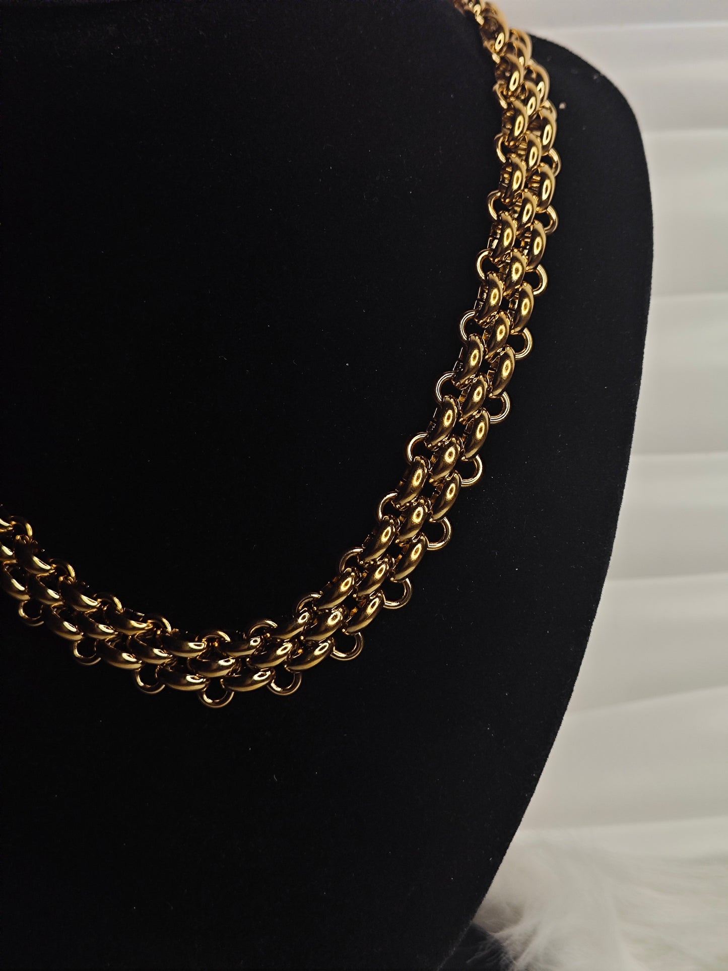 Urban Gold – Breitere Halskette aus Titanstahl