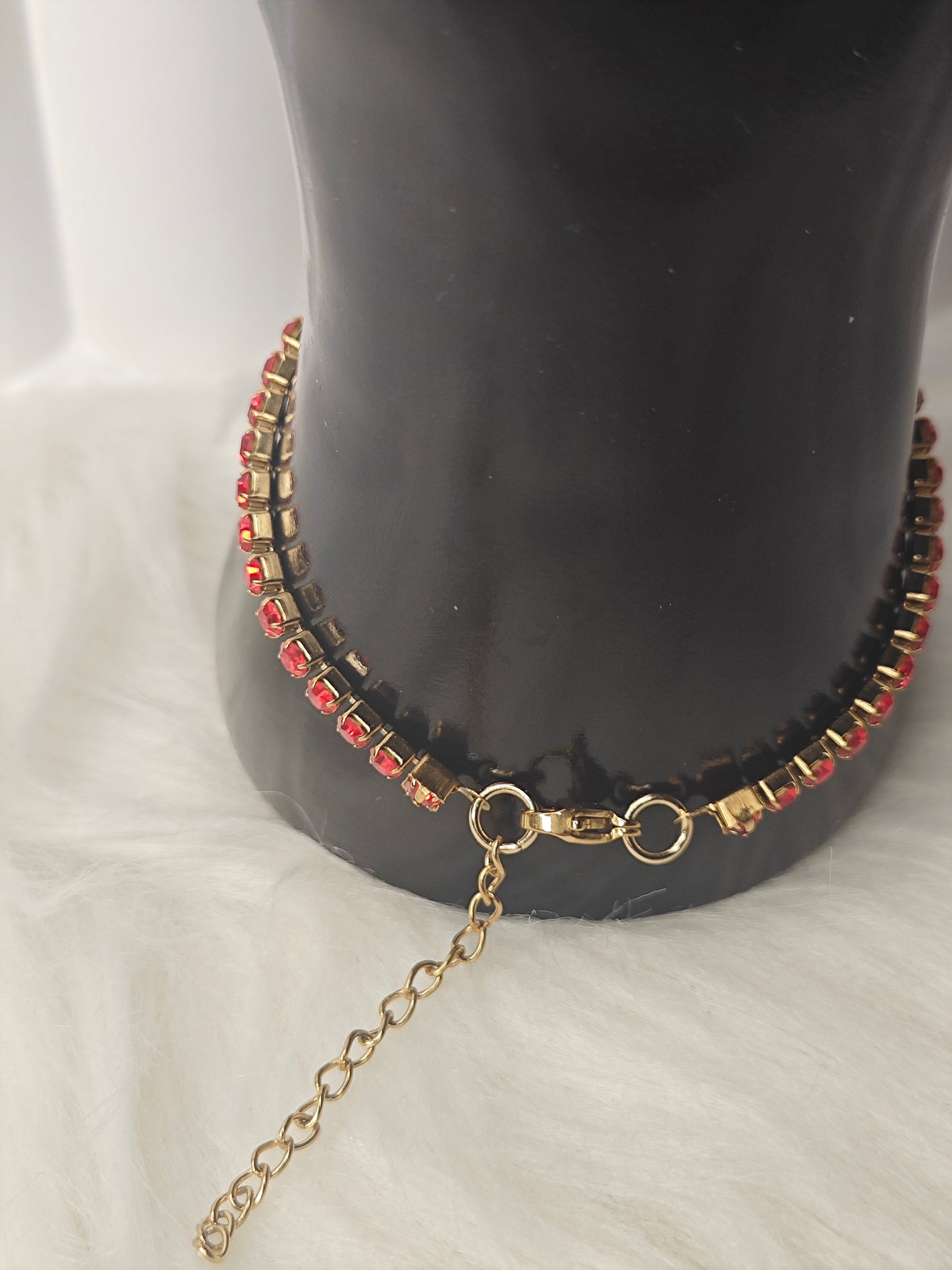 Ruby Glow – 18k Vergoldetes Armband mit roten Strassakzenten