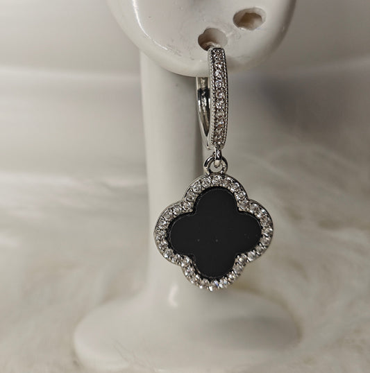 Noire Classic – Kleeblatt-Ohrringe in Silberoptik