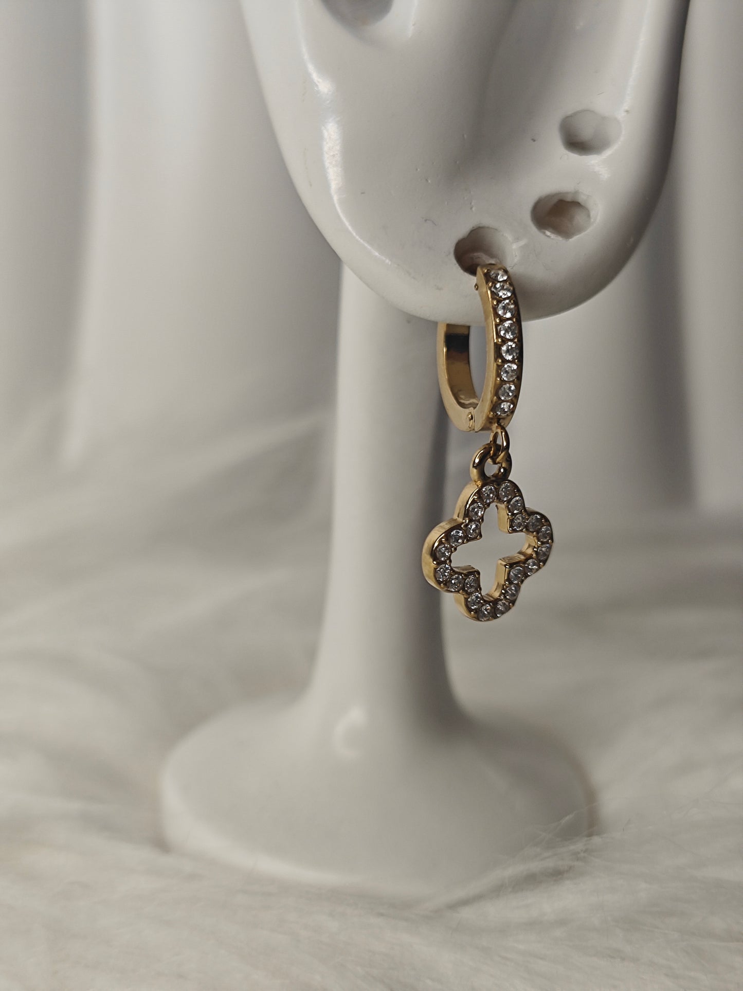 Lucky Flower – Damen Creolen mit Zirkonia in Gold