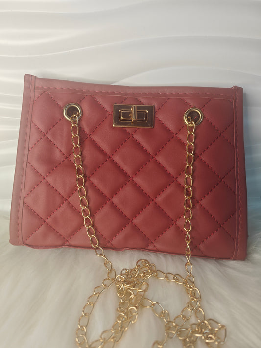 Amore Rosso – Kleine Statement Umhängetasche in Rot mit Goldakzenten