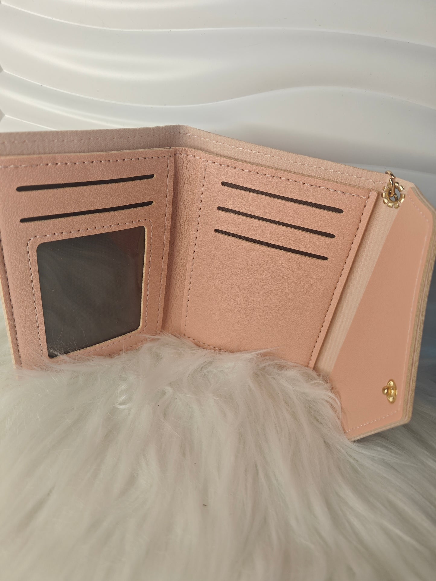 Sweet Bloom – Kompaktes Portemonnaie in Pink mit Herzdetail