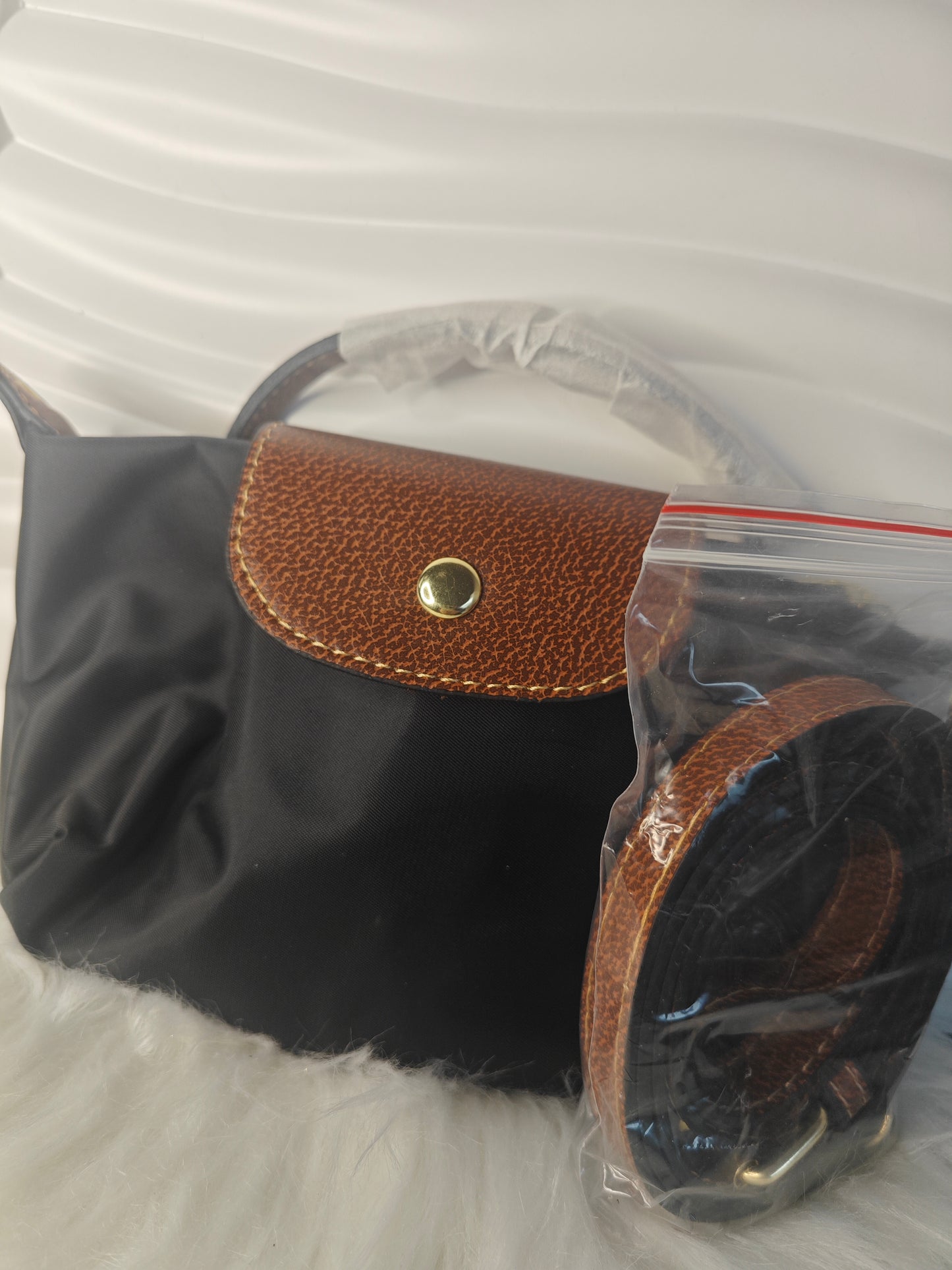 Noir Chic – Kleine Crossbody Tasche in Schwarz mit Leder-Details