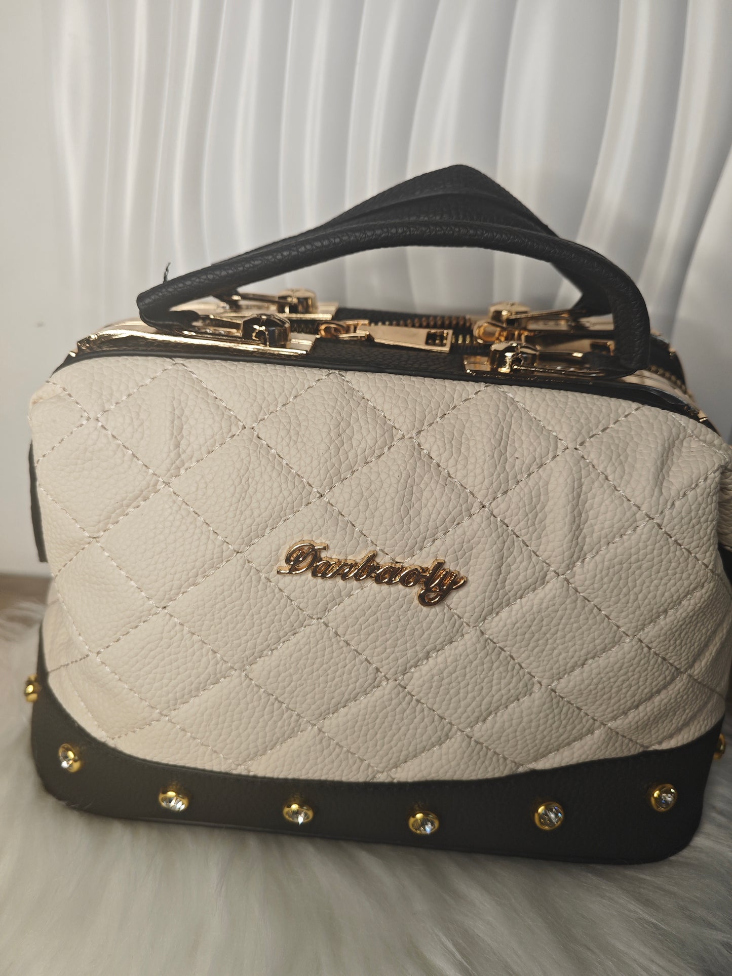 Dolce Classica – Elegante gesteppte Umhängetasche in Creme mit Goldakzenten