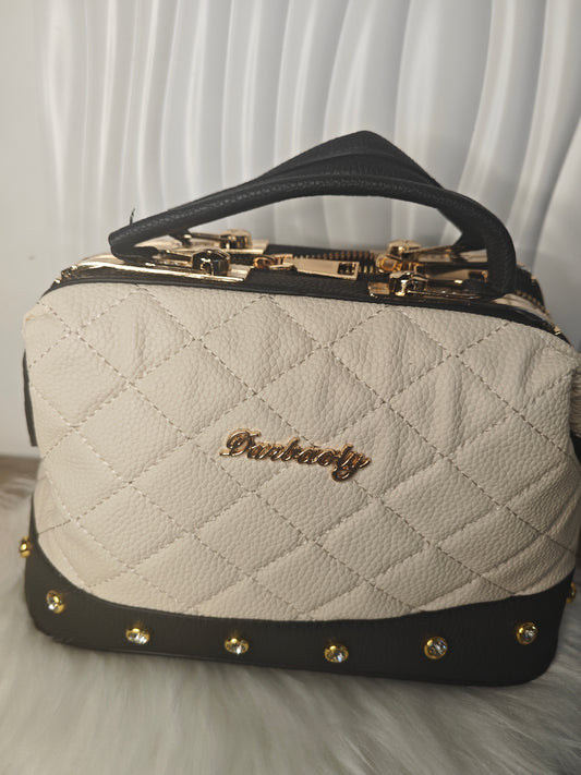 Dolce Classica – Elegante gesteppte Umhängetasche in Creme mit Goldakzenten