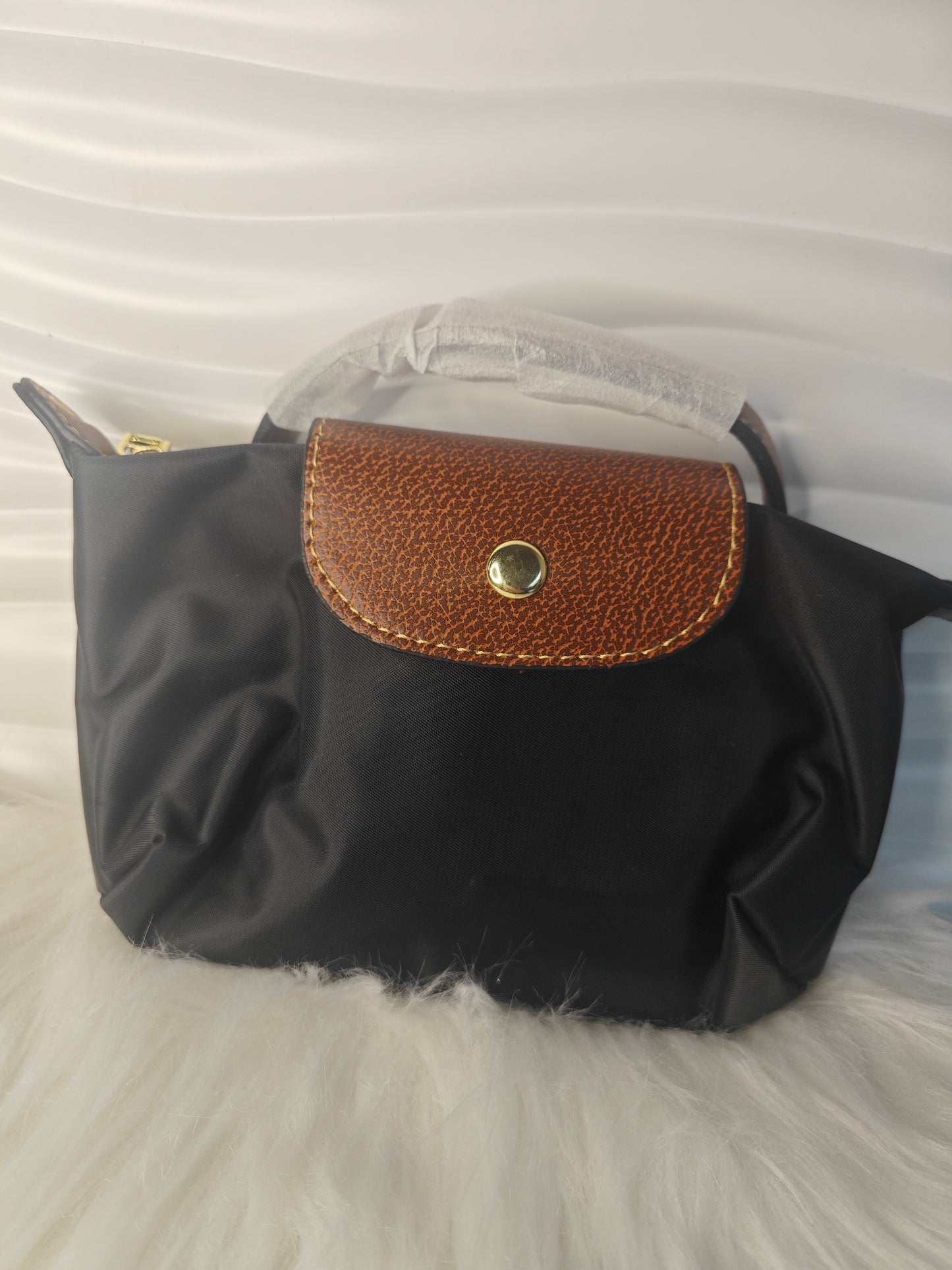 Noir Chic – Kleine Crossbody Tasche in Schwarz mit Leder-Details