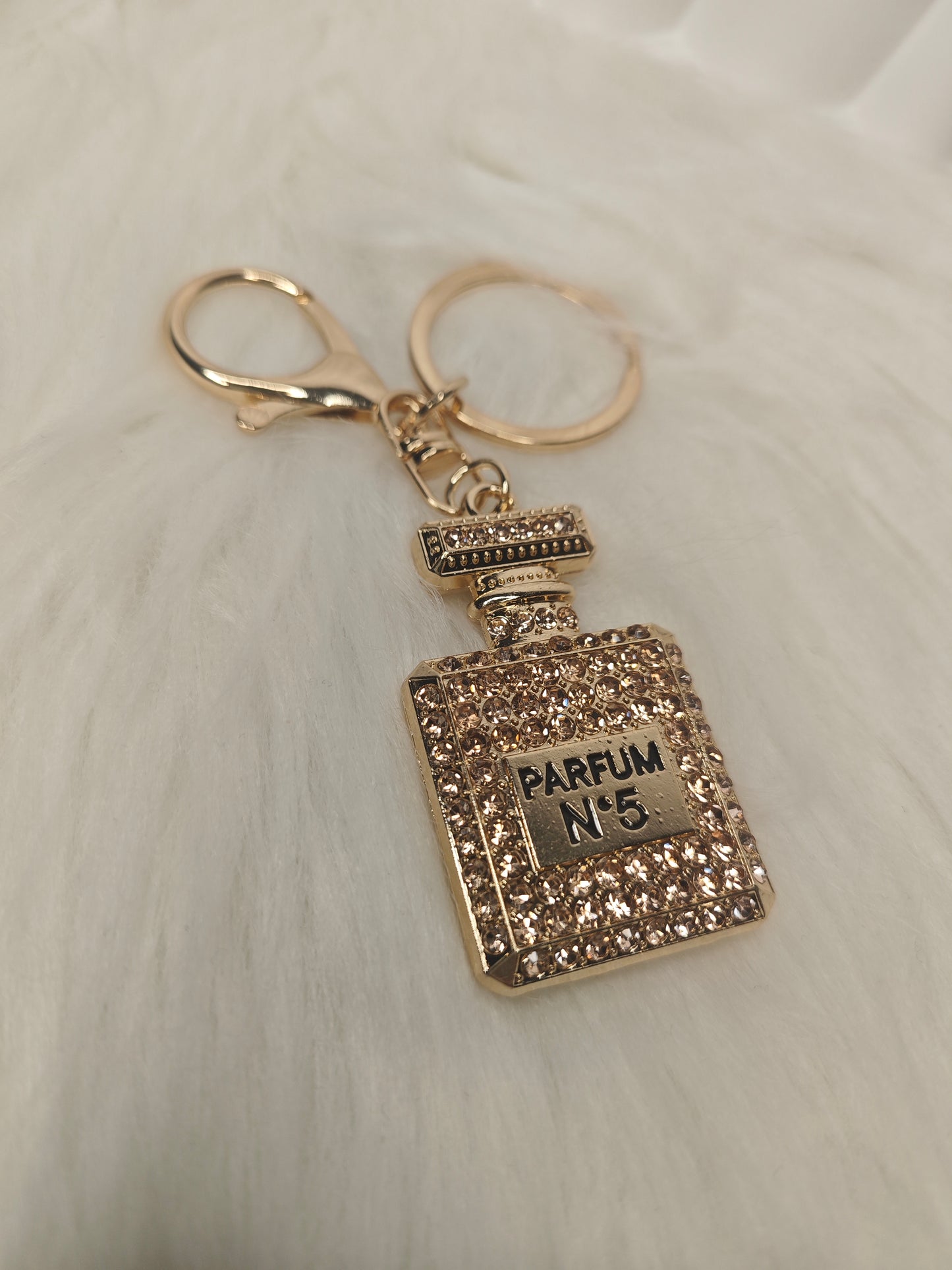 Parfum Charm – Eleganter Schlüsselanhänger in Champagne Gold mit Strassdetails