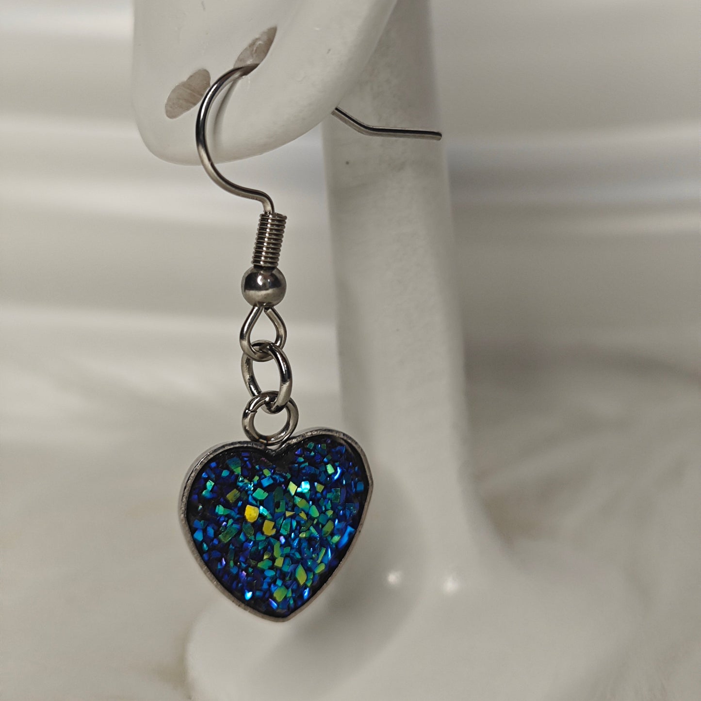 Cuore Stellato – Herz-Ohrringe mit tiefblauem Starry-Sky-Effekt