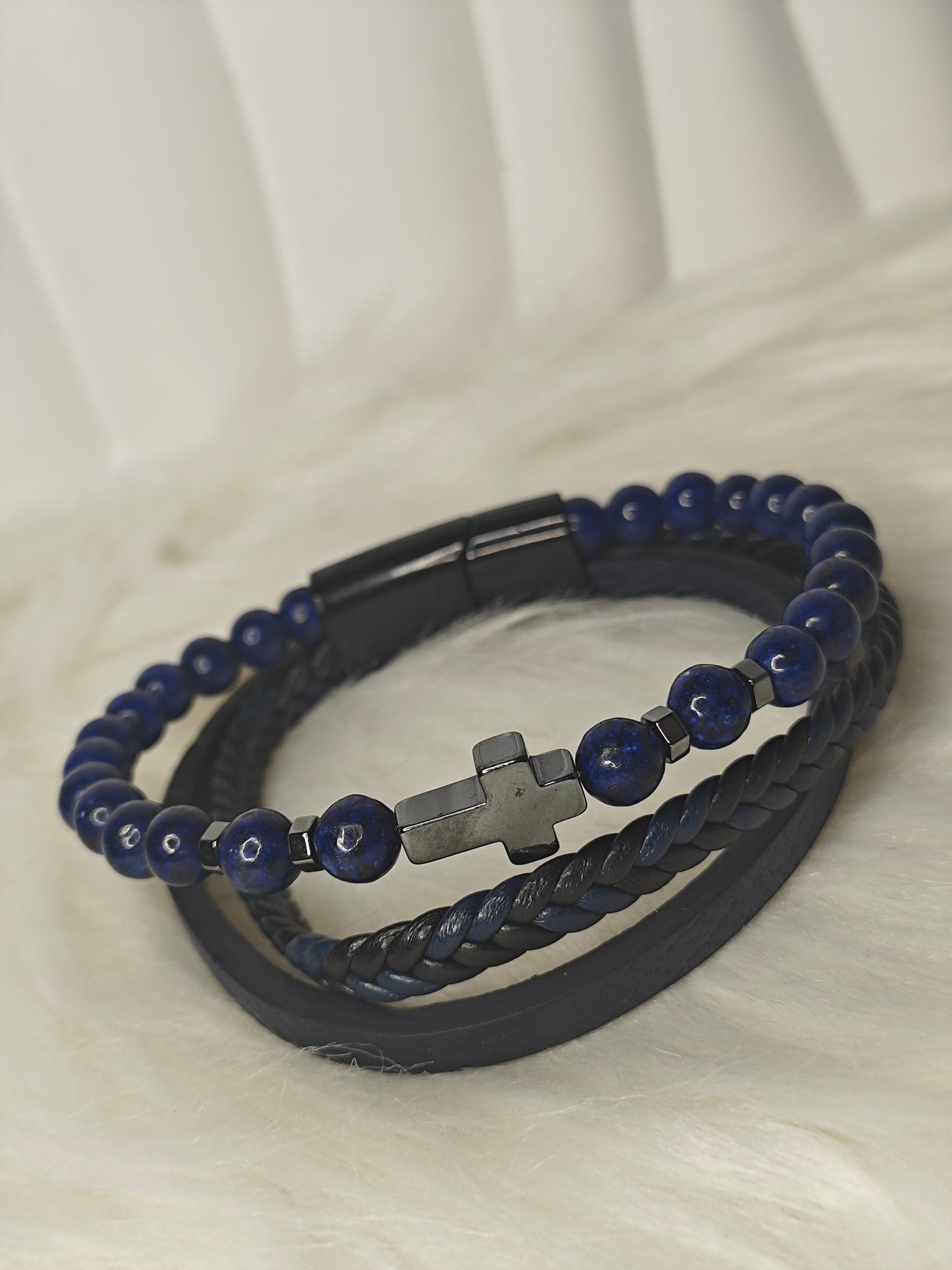 Blue Faith – Herren Lederarmband mit blauen Perlen & Kreuz-Detail