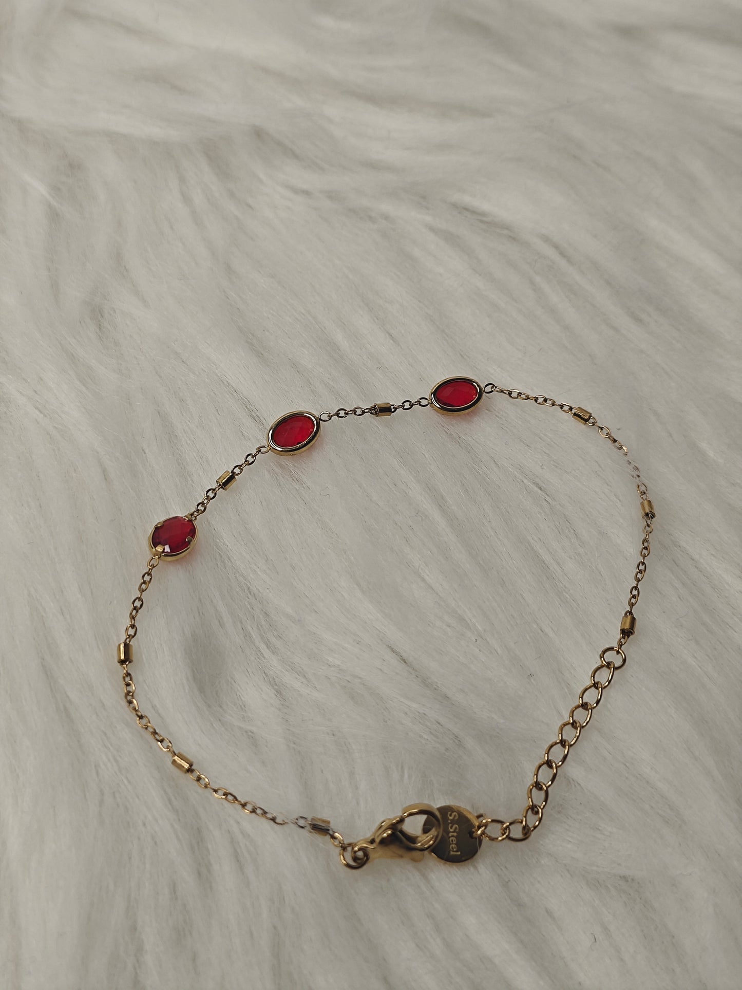 Ruby Glow – Damen Edelstahl-Armkette mit roten Glaselementen