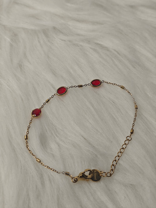 Ruby Glow – Damen Edelstahl-Armkette mit roten Glaselementen
