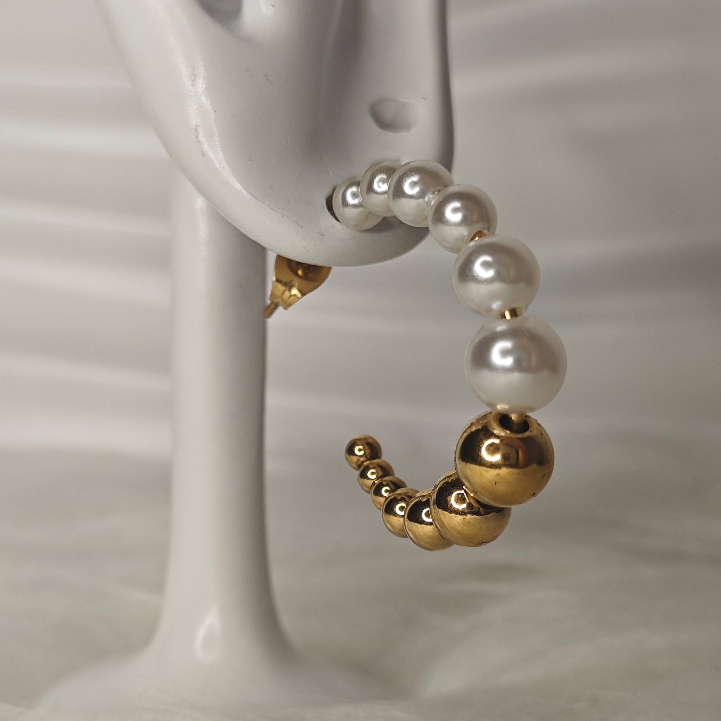 Perla Aura – Vergoldete C-Creolen mit Perlen