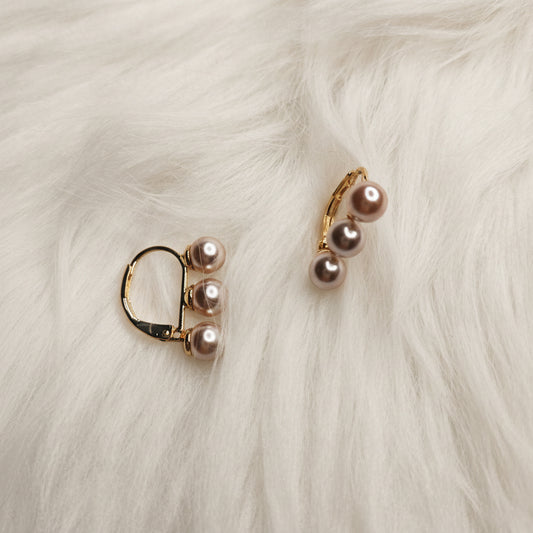 Perla Grace – Vergoldete Creolen mit Perlendetails