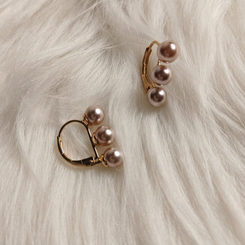 Perla Grace – Vergoldete Creolen mit Perlendetails