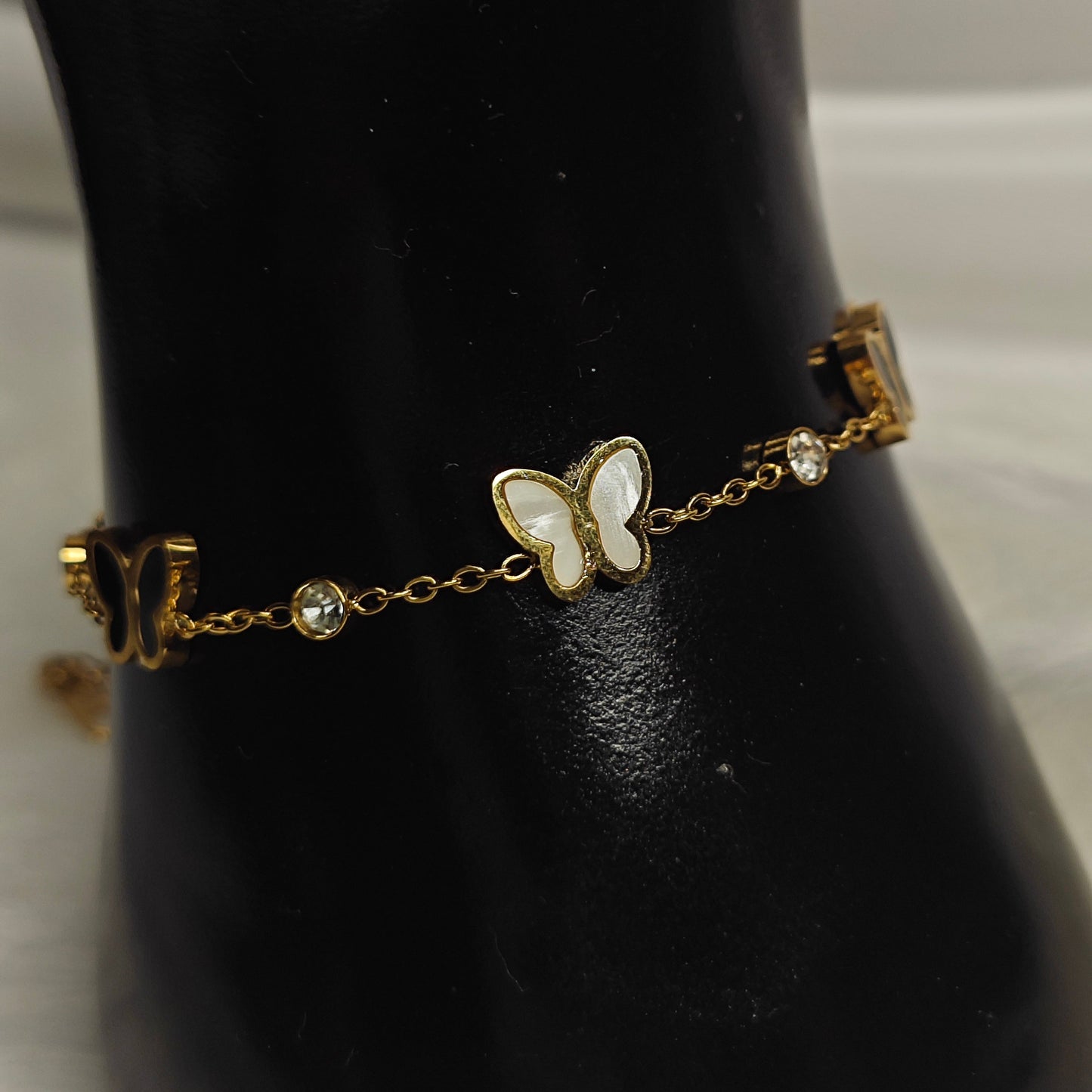 Farfallina Grace – Vergoldetes Schmetterlingsarmband mit Kristallakzenten